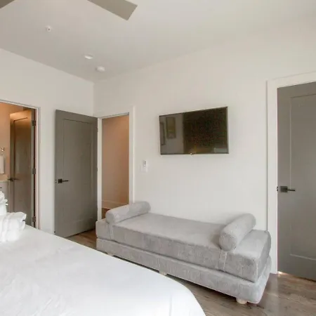 Holiday home Large Impressive Townhome Private Viewing Terrace *