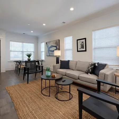 Minutes To Broadway Music Modern Townhome Holiday home