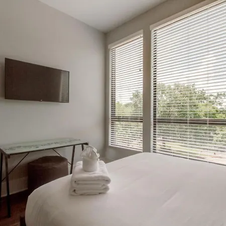 Large Impressive Townhome Private Viewing Terrace