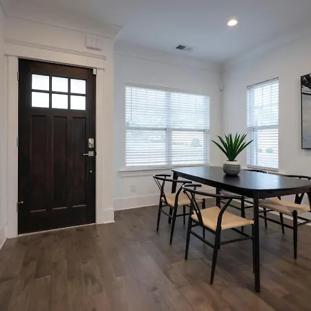 Minutes To Broadway Music Modern Townhome Holiday home *