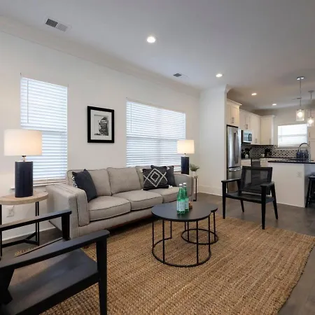 Minutes To Broadway Music Modern Townhome Holiday home *