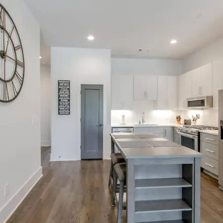 Large Impressive Townhome Private Viewing Terrace *