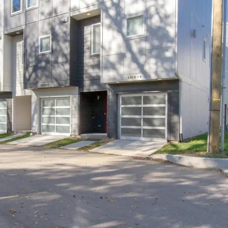 Relaxing Urban Escape Minutes To Downtown Holiday home *