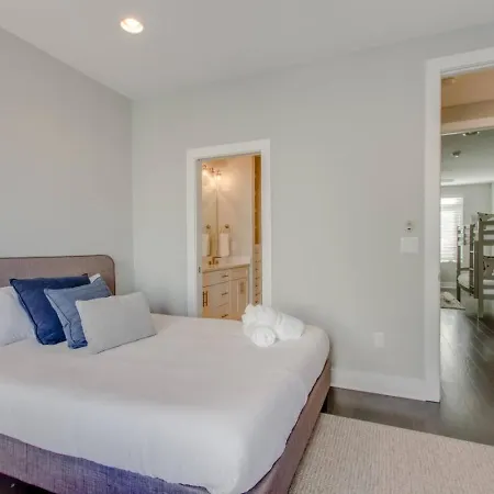 Relaxing Urban Escape Minutes To Downtown Holiday home