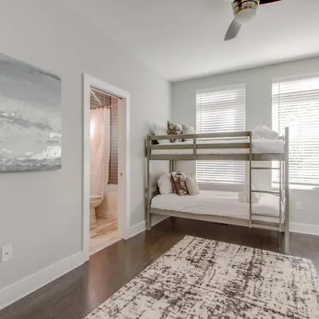 Relaxing Urban Escape Minutes To Downtown Holiday home *