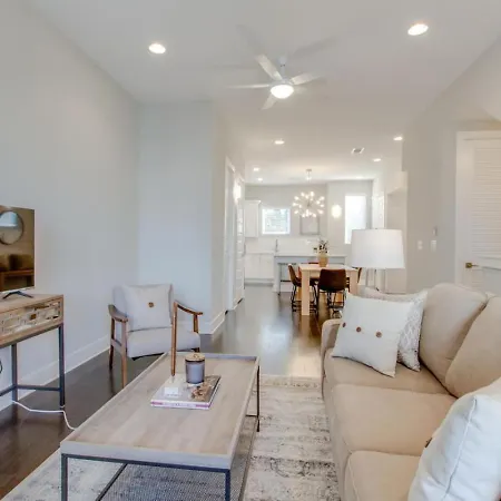 Holiday home Relaxing Urban Escape Minutes To Downtown *