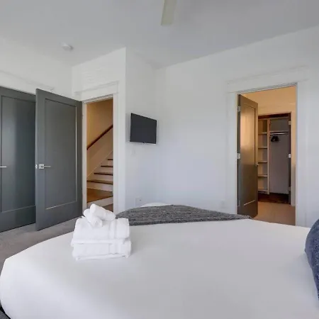 Minutes To Broadway Stunning Townhome Holiday home Nashville