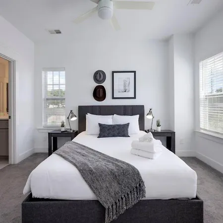 Holiday home Minutes To Broadway Stunning Townhome