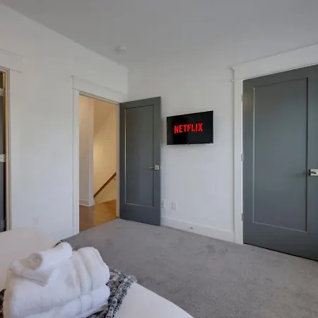 Minutes To Broadway Stunning Townhome Holiday home Nashville