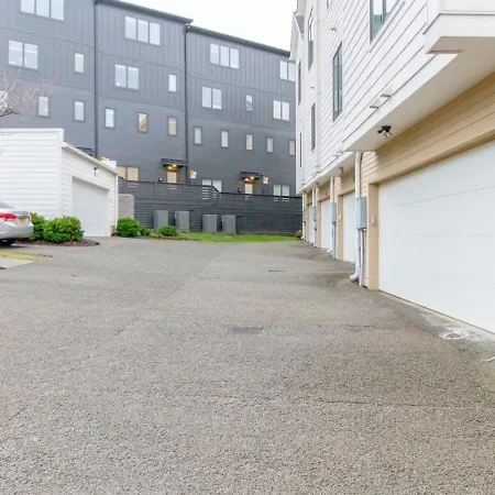 Stylish Private Rooftop Perfect Location *