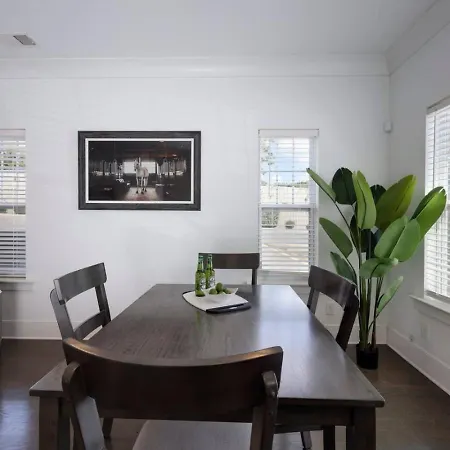 Minutes To Broadway Stunning Townhome