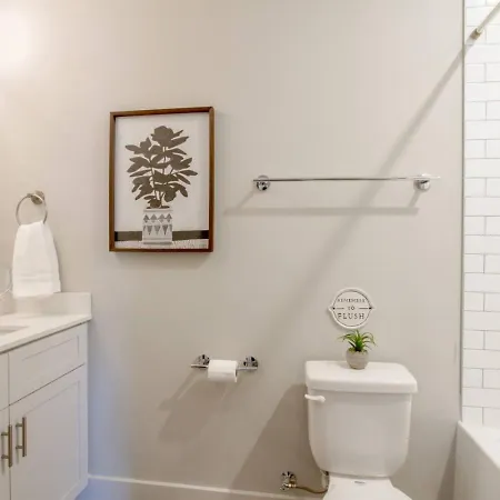 Supreme Luxury Minutes To Downtown Five Full Baths Holiday home *