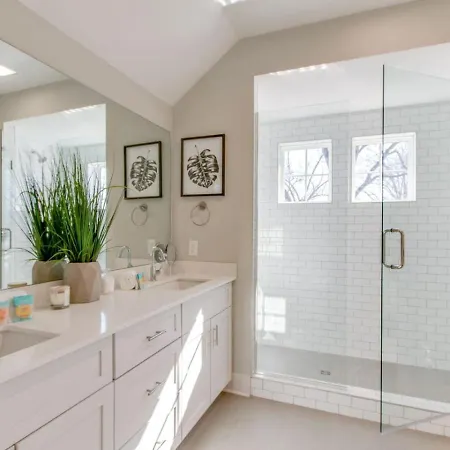 Supreme Luxury Minutes To Downtown Five Full Baths Holiday home