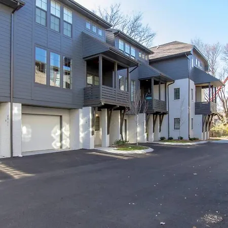 Supreme Luxury Minutes To Downtown Five Full Baths Holiday home Nashville