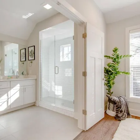 Supreme Luxury Minutes To Downtown Five Full Baths *
