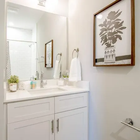 Supreme Luxury Minutes To Downtown Five Full Baths Holiday home *