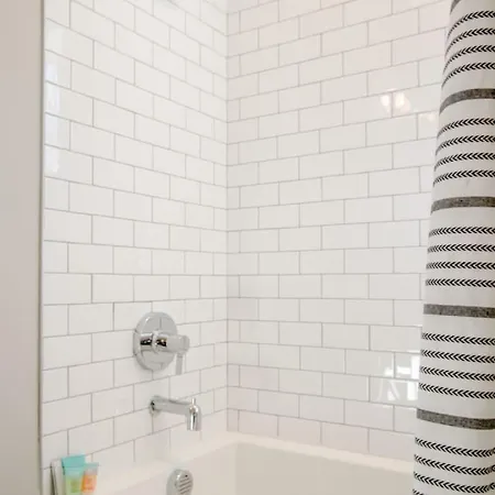 Supreme Luxury Minutes To Downtown Five Full Baths