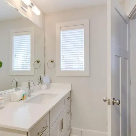Supreme Luxury Minutes To Downtown Five Full Baths Holiday home *