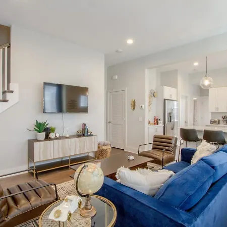 Supreme Luxury Minutes To Downtown Five Full Baths Holiday home