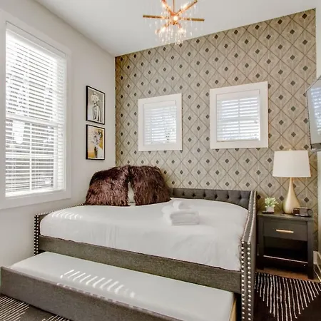 Supreme Luxury Minutes To Downtown Five Full Baths Holiday home *
