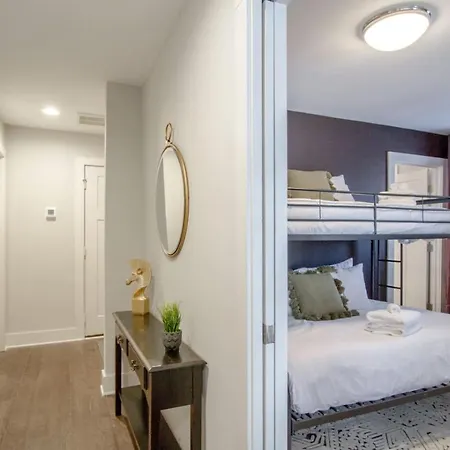 Supreme Luxury Minutes To Downtown Five Full Baths *