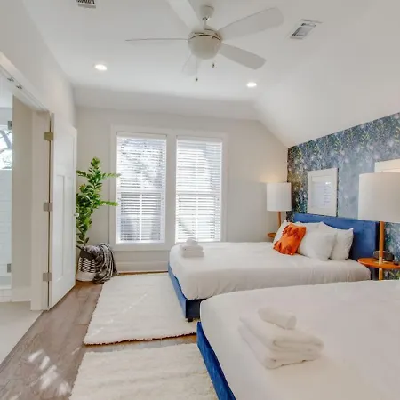 Supreme Luxury Minutes To Downtown Five Full Baths Holiday home