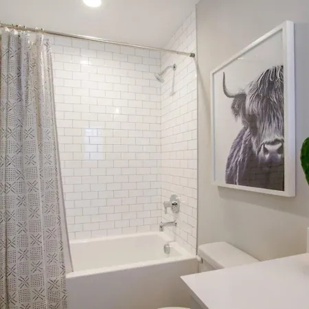 Supreme Luxury Minutes To Downtown Five Full Baths *