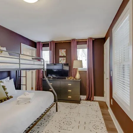 Supreme Luxury Minutes To Downtown Five Full Baths Holiday home