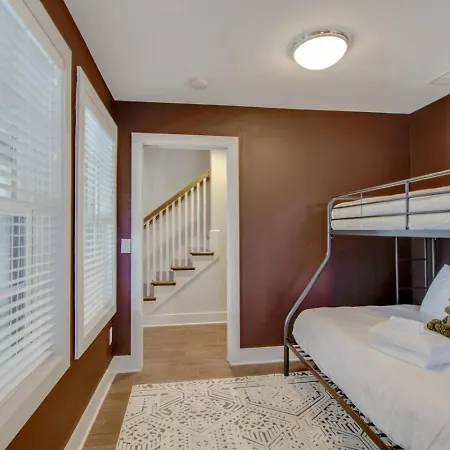 Supreme Luxury Minutes To Downtown Five Full Baths Holiday home *