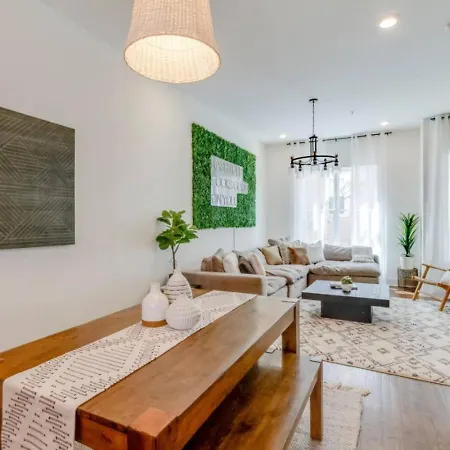 Urban Living- Rooftop Hangout- Hillsboro Village Holiday home Nashville