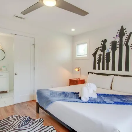 Howdy House New And Trendy With Rooftop Deck