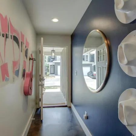Holiday home Howdy House New And Trendy With Rooftop Deck *
