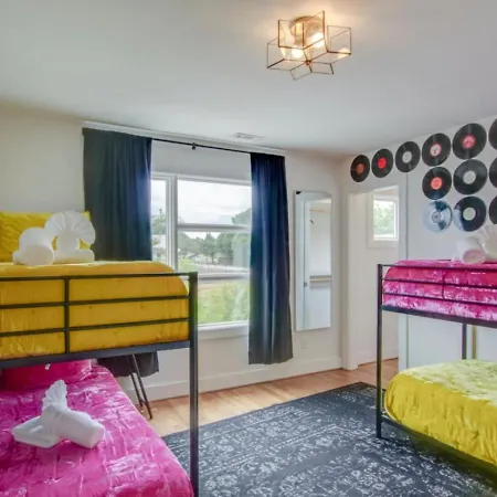 Holiday home Howdy House New And Trendy With Rooftop Deck