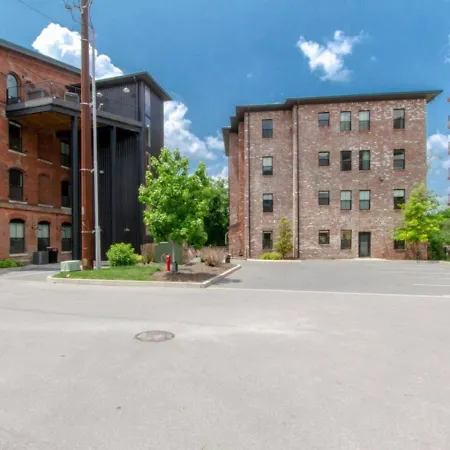 Amazing Amenities And Location - 1 Bedroom *