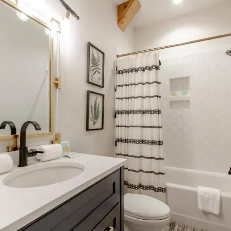 Amazing Amenities And Location - 1 Bedroom Apartment *