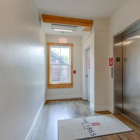 Amazing Amenities And Location - 1 Bedroom Apartment *