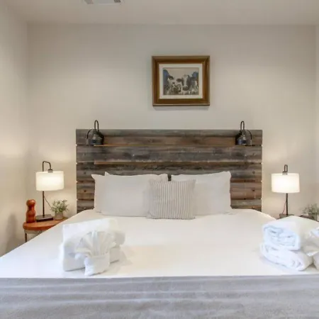 Amazing Amenities And Location - 1 Bedroom *