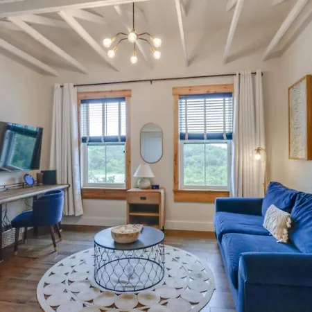 Amazing Amenities And Location - 1 Bedroom *