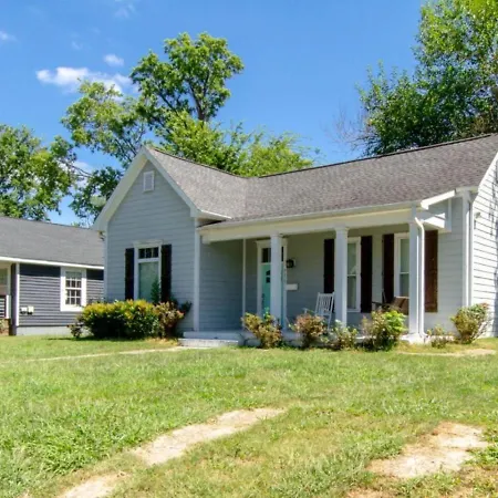 East Nash Enclave Movie Private Yard Holiday home Nashville