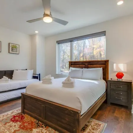 Sleek Large Retreat 9 Beds Modern Kitchen * Nashville