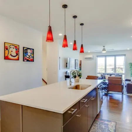 Sleek Large Retreat 9 Beds Modern Kitchen * Nashville