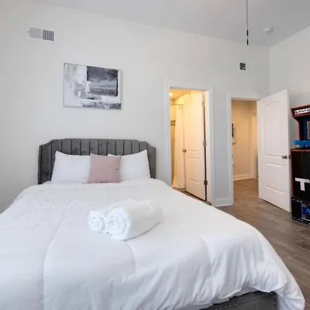 The Centennial Charmer- 8 Min From Broadway Holiday home *