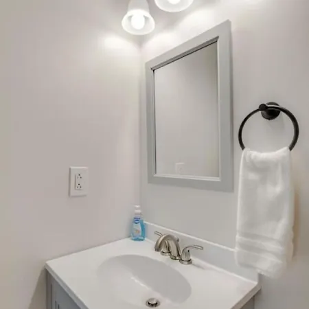 The West End Delight- 8 Min To Broadway Holiday home *