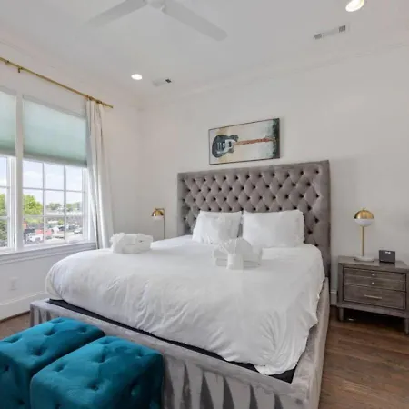 Weho Indie 3 Bedroom 3 Bath Just 1.3 Miles To Geodis Holiday home *