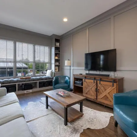 Weho Indie 3 Bedroom 3 Bath Just 1.3 Miles To Geodis Holiday home