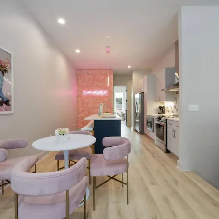 Dolly And Denim 4 Bedroom 4.5 Bath With Spacious Rooftop *