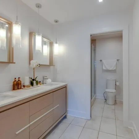 Modern 4 Bedroom 2.5 Bath Gorgeous Getaway Holiday home