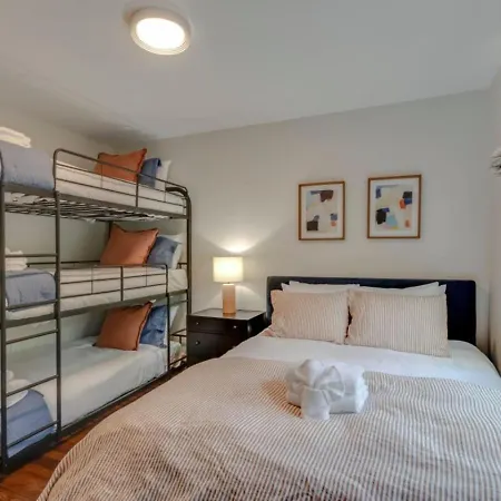 Modern 4 Bedroom 2.5 Bath Gorgeous Getaway Holiday home