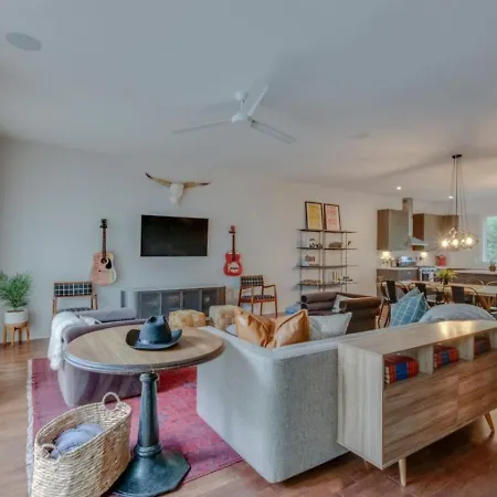 Modern 4 Bedroom 2.5 Bath Gorgeous Getaway *