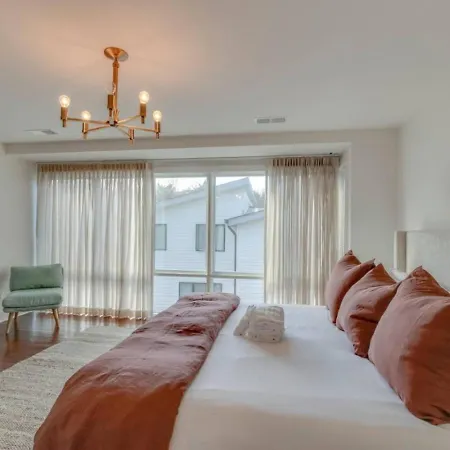 Modern 4 Bedroom 2.5 Bath Gorgeous Getaway Holiday home *